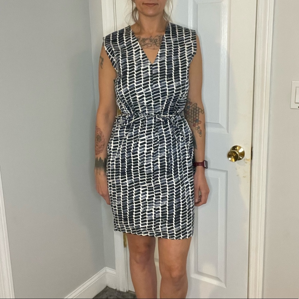 Kate Spade Saturday Sleeveless Dress Navy Blue and White with tie belt